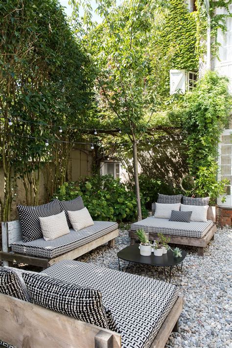 cheap backyard sitting area ideas